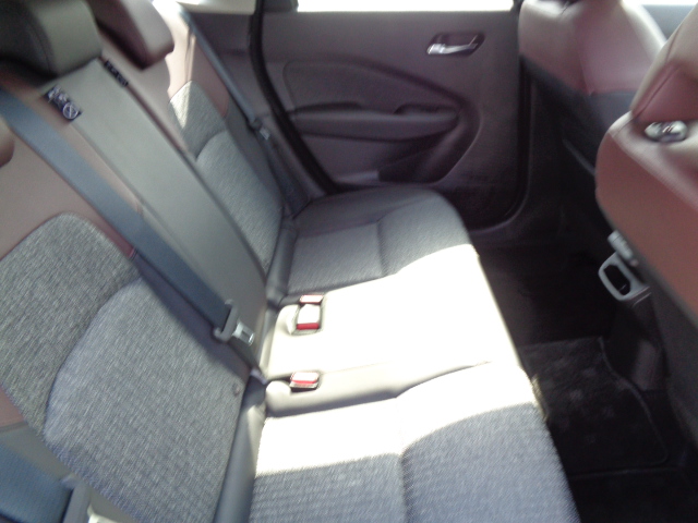 ６：４分割可倒式リヤシート