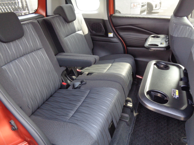 ５：５分割可倒式スライドリヤシート　シートバックテーブル付　ロールサンシェード付