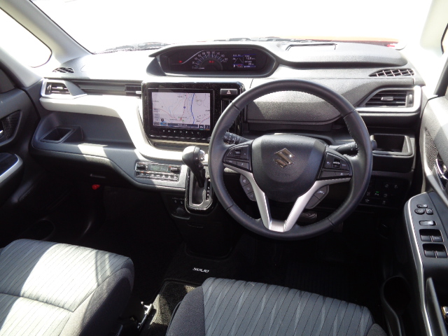 革巻ステアリング　フルオートエアコン　ヘッドアップディスプレイ