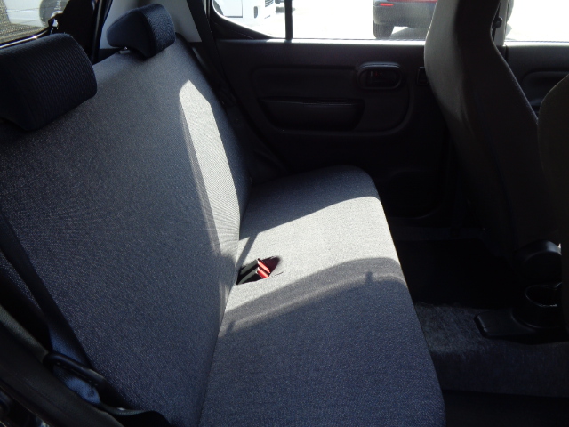 一体可倒式リヤシート　ヘッドレスト付