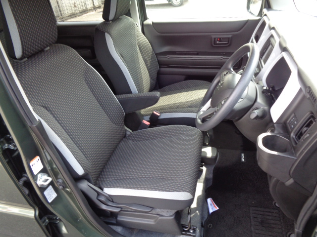 運転席シートリフター付　アームレスト付