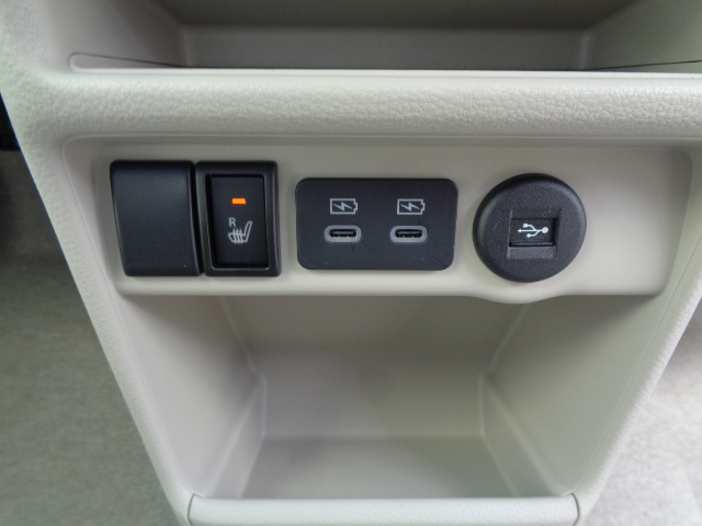 運転席シートヒーター　ＵＳＢ電源ソケット（TYPE-A　TYPE-C）
