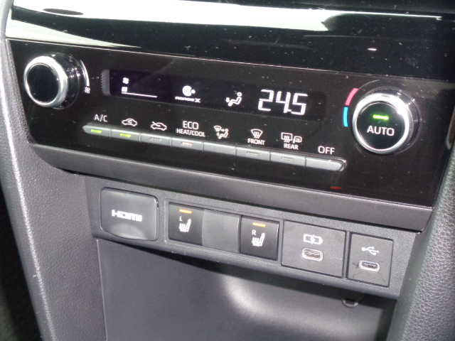 フルオートエアコン　運転席＆助手席シートヒーター　HDMI入力端子　USB入力（TYPE-C）