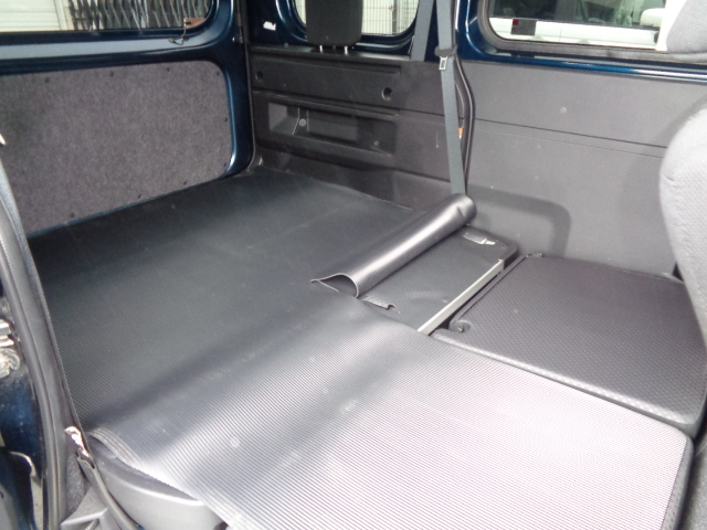 リヤシートを足元スペースに収めて、荷室を拡大　　　　　　　Y