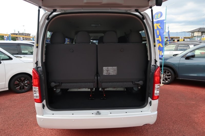 10人乗り　乗せる荷物に合わせてシートアレンジ可能　　　T.O