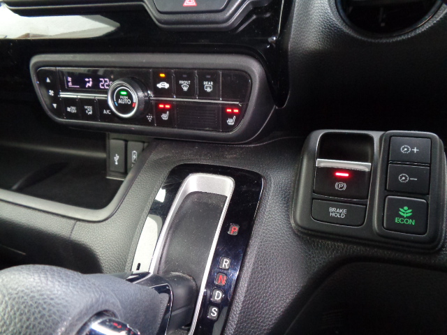 フルオートエアコン　運転席＆助手席シートヒーター　電動パーキングブレーキ