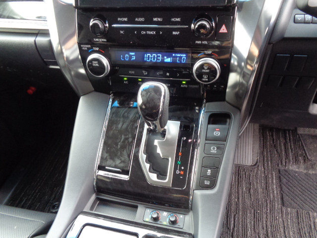 フルオートエアコン　電動パーキングブレーキ　運転席＆助手席快適温熱シート＋ベンチレーションシート