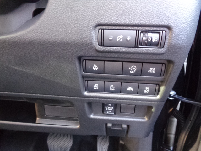 ステアリングヒーター　アイドリングストップOFF　両側電動スライドドア　ｅ－Ａｓｓｉｓｔ