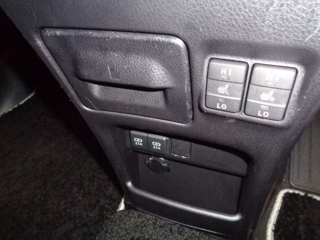 運転席＆助手席シートヒーター　充電用USB端子