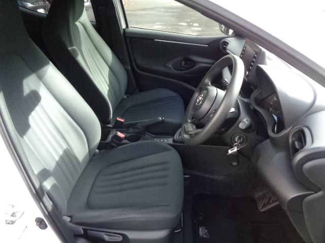 ヘッドレスト一体型フロントシート　運転席シート上下アジャスター付