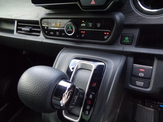 オートエアコン　運転席＆助手席シートヒーター　電動パーキングブレーキ　ＣＶＴシフト