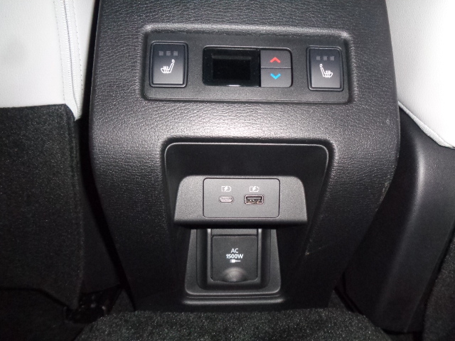 セカンドシートヒーター　充電用USBポート　アクセサリーコンセント（AC100V、最大1500W）