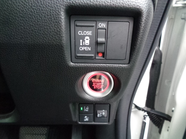 左側電動スライドドア　スタートスイッチ　ホンダセンシング