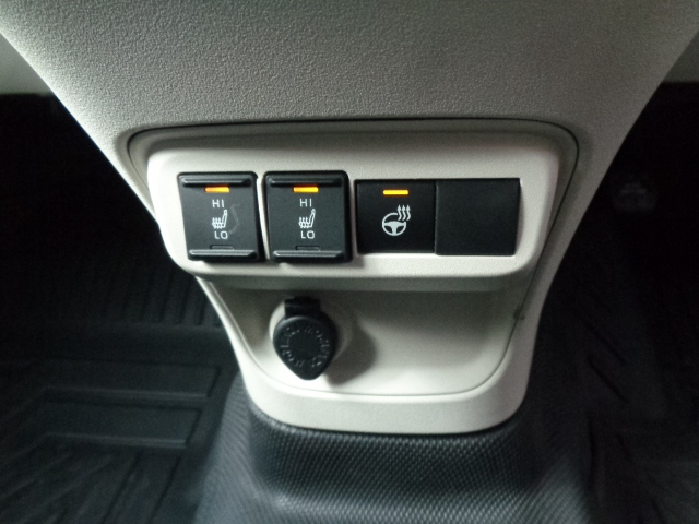 運転席＆助手席シートヒーター　ステアリングヒーター