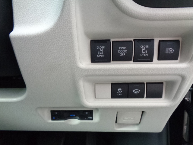 両側電動スライドドア　オートハイビーム　トラクションコントロールOFF　ウインドシールドデアイサー　ＥＴＣ車載器