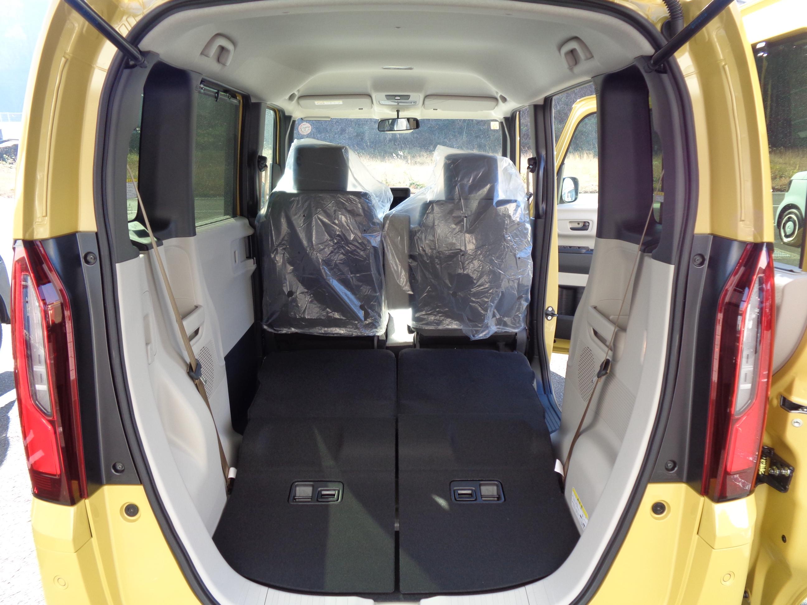 ヘッドレストはそのままに、背もたれを前に倒すワンアクションでシートが足元に収納。車内に広々した空間が出現します。　　　Y
