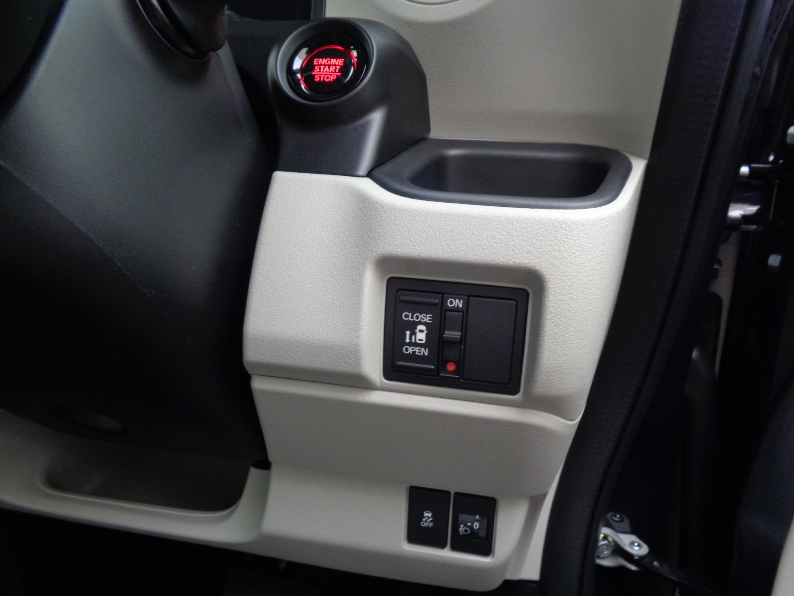 スタートスイッチ　左側電動スライドドアスイッチ　トラクションコントロールOFF　ヘッドライトレベライザー