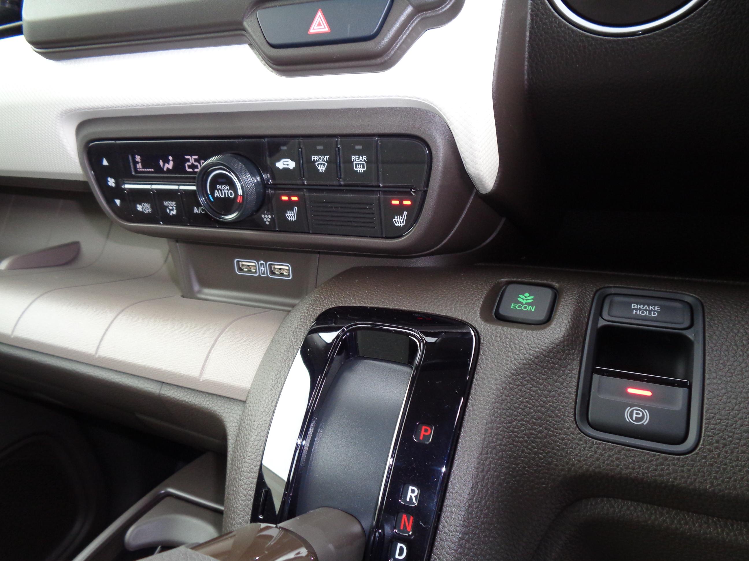 プラズマクラスター技術搭載フルオートエアコン　運転席＆助手席シートヒーター　充電用ＵＳＢ　電子制御パーキングブレーキ