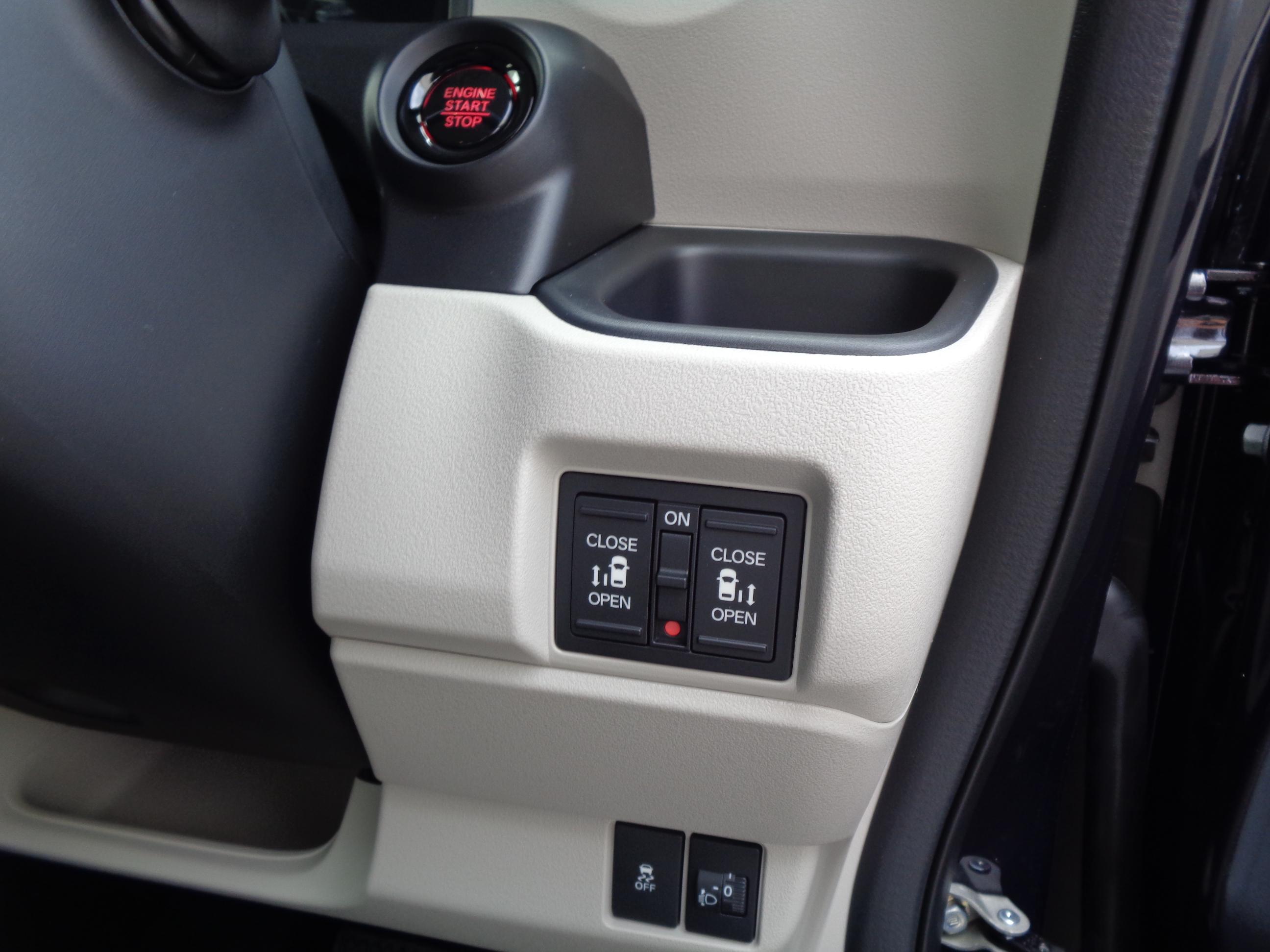 スタートスイッチ　両側電動スライドドア　トラクションコントロールOFFスイッチ　ヘッドライトレベライザー