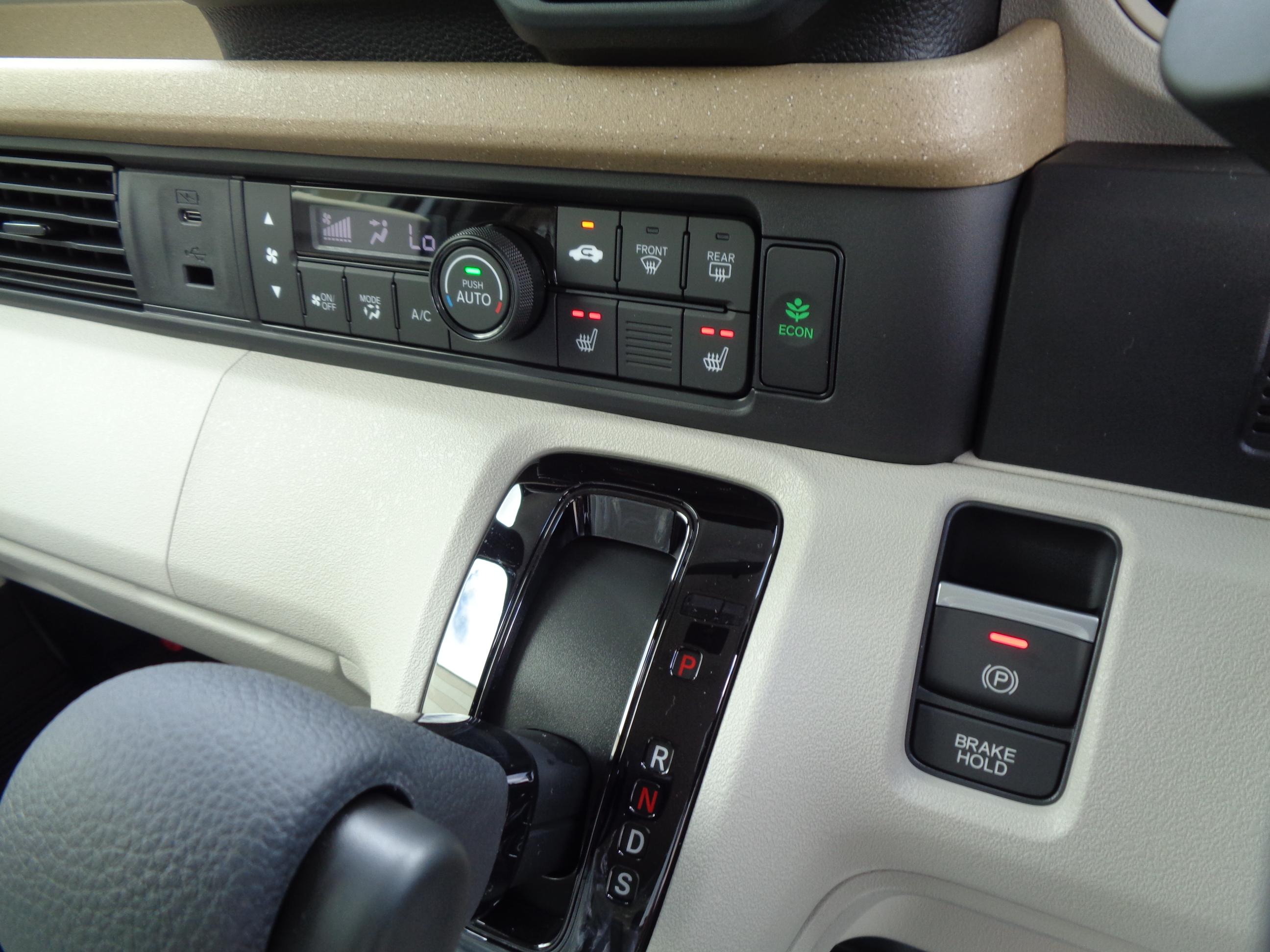 フルオートエアコン　運転席＆助手席シートヒーター　電子制御パーキングブレーキ