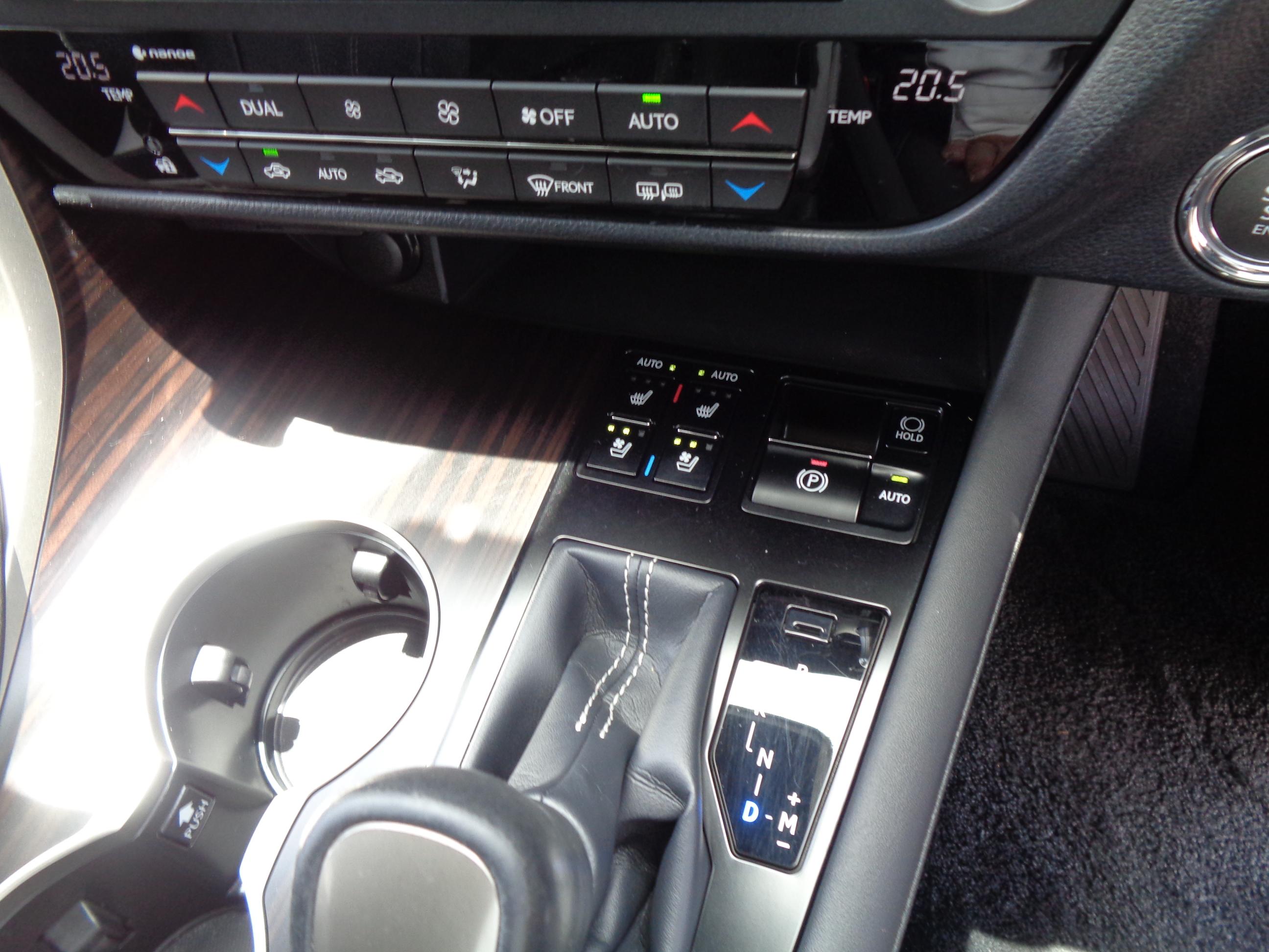 運転席・助手席コンフォータブルエアシート（速暖速冷機能付）　電動パーキングブレーキ