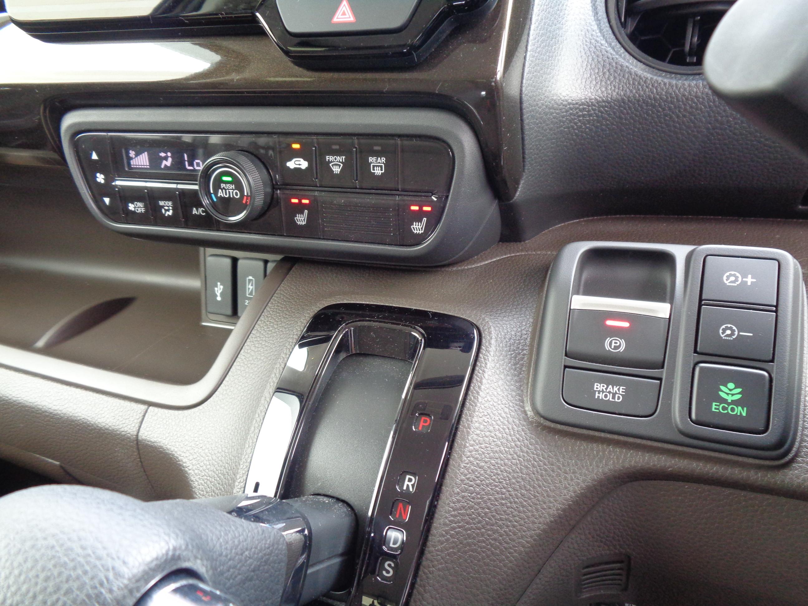 フルオートエアコン　運転席＆助手席シートヒーター　USB電源２個　電子制御パーキングブレーキ