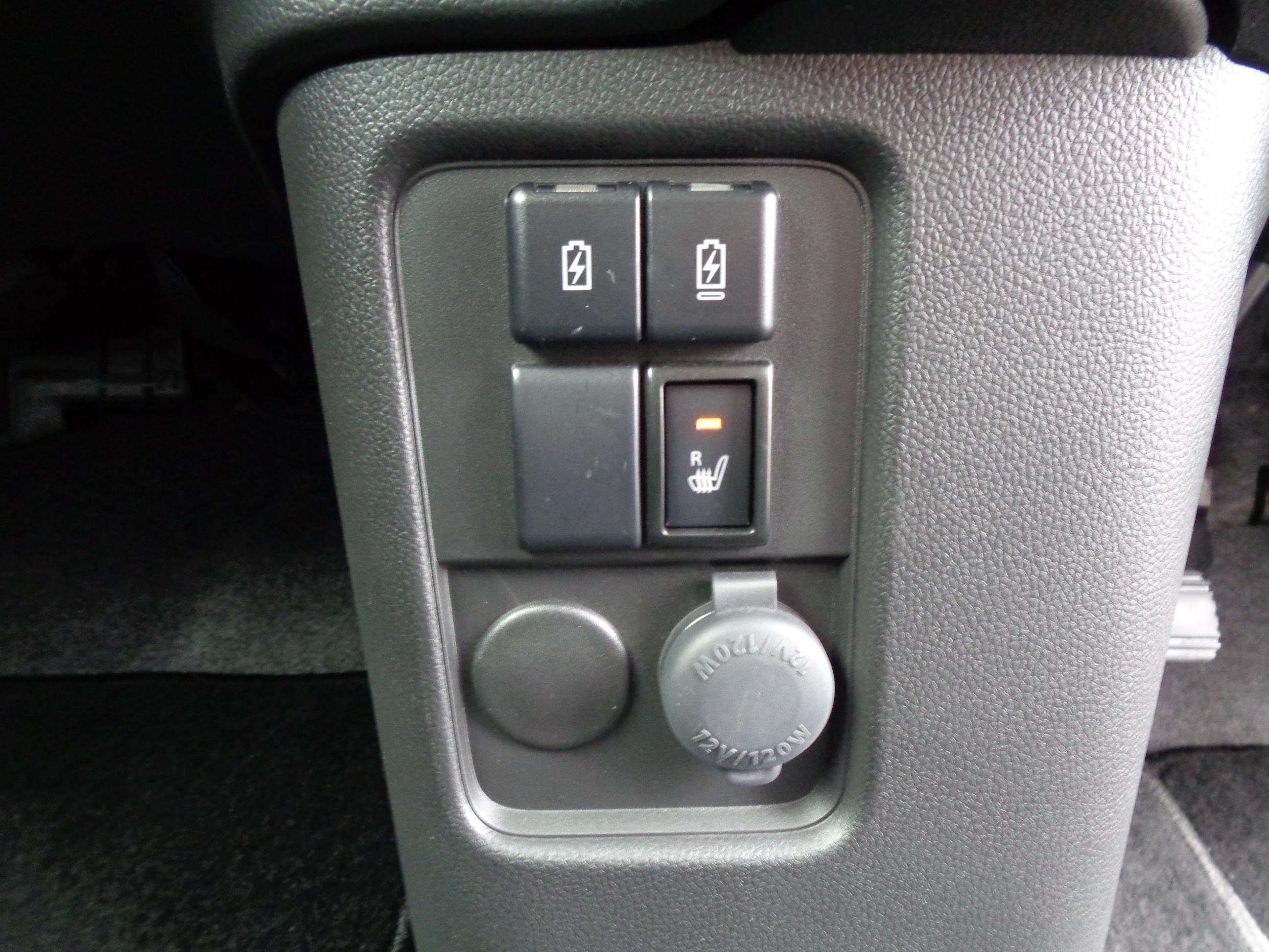 ＵＳＢ電源ソケット　Ｔｙｐｅ-Ａ、Ｔｙｐｅ-Ｃ　運転席シートヒーター