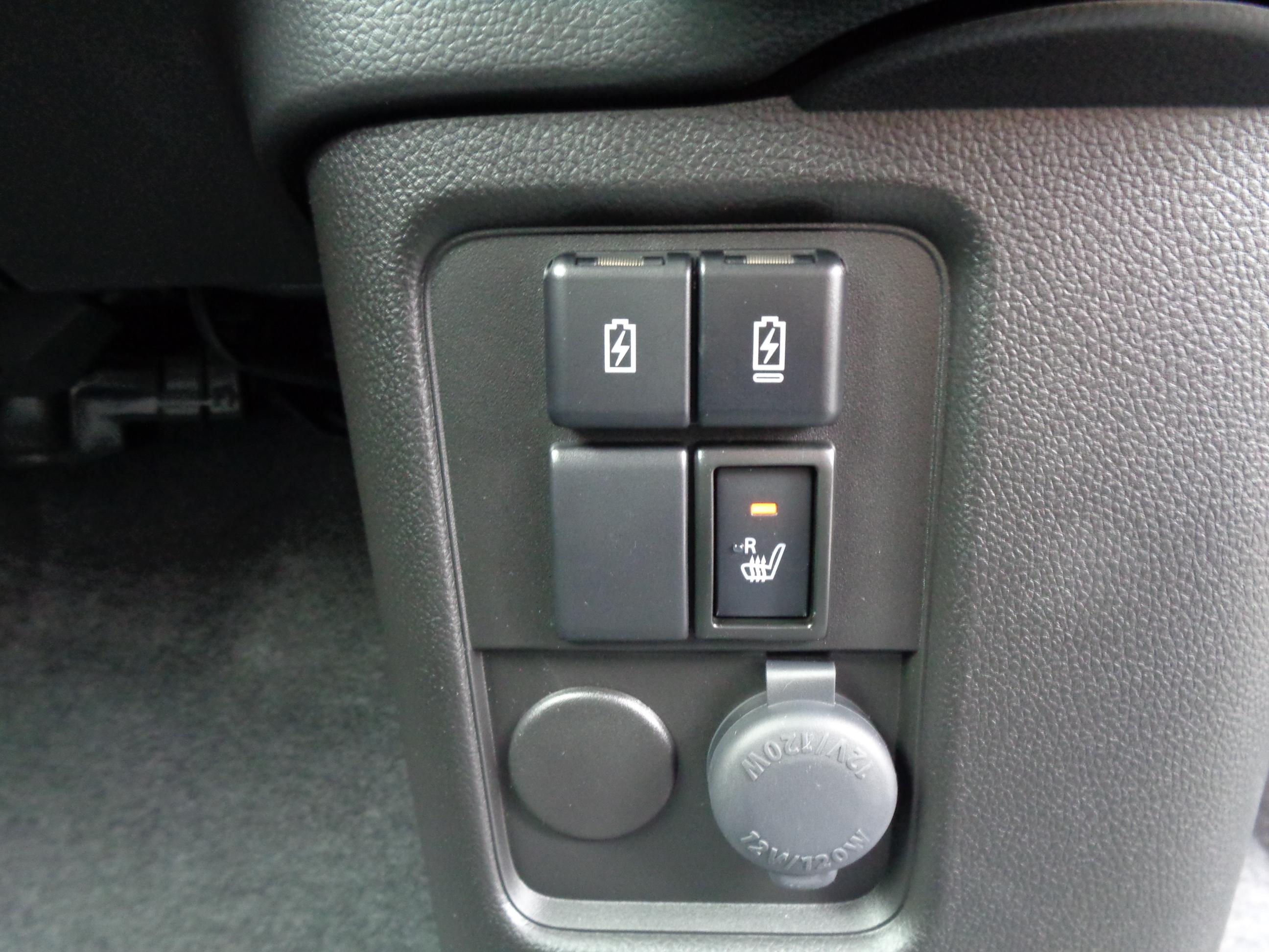 充電用ＵＳＢ電源ソケット　ＴＹＰＥ－Ａ、ＴＹＰＥ－Ｃ　各１個　運転席シートヒーター