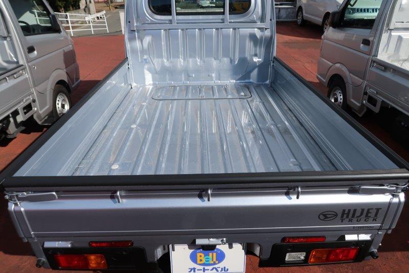 低床の荷台で荷物の積み下ろしもしやすい　　　T.O