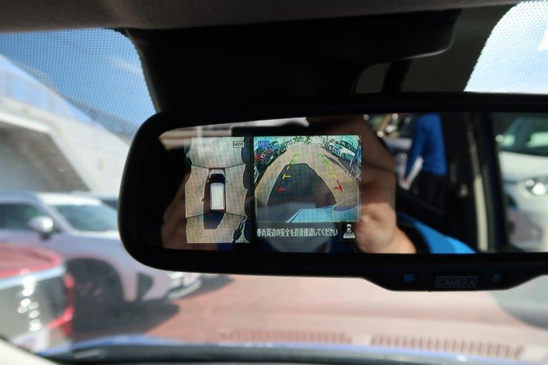 上から見たようなモニターで駐車をアシスト