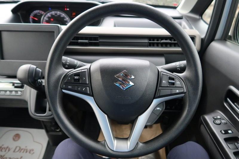 ハンドルのスイッチで簡単なオーディオ操作可能