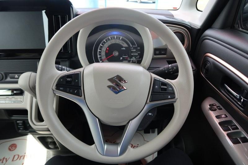 ハンドルのスイッチで簡単なオーディオ操作可能