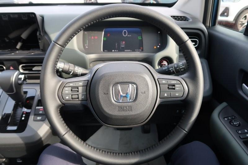 ハンドルのスイッチで簡単なオーディオ操作可能