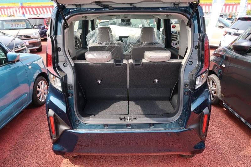 分割シートでリクライニングとスライド自在