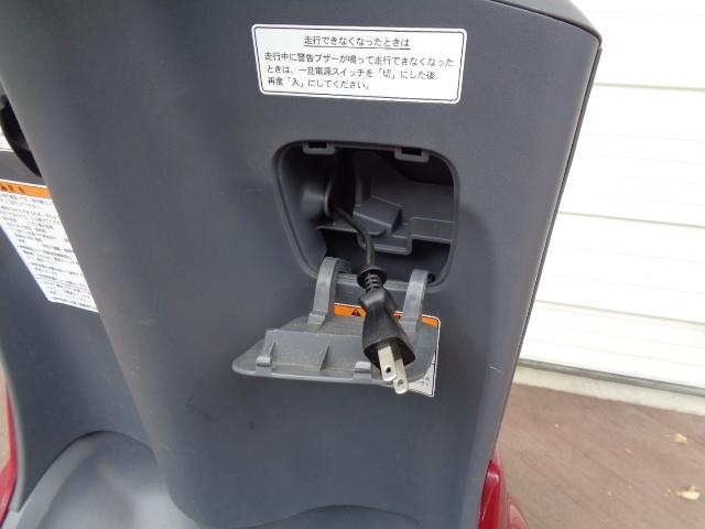家庭用100Vコンセントで充電できます。