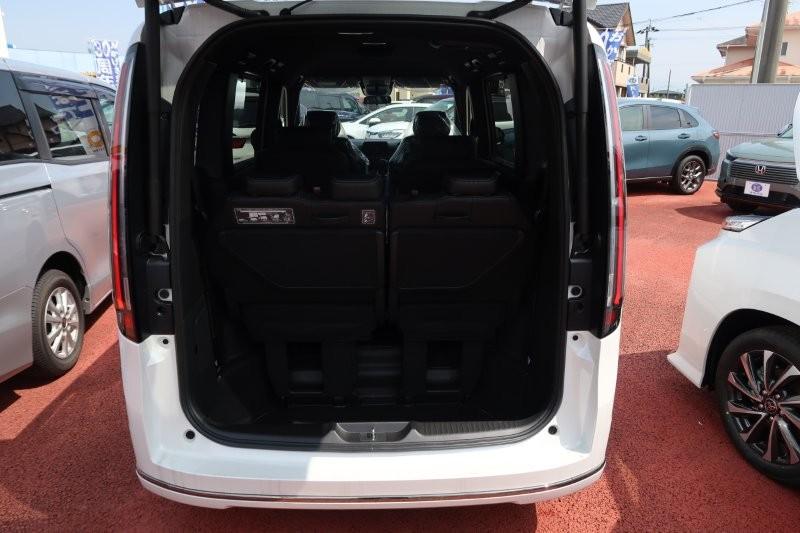 ７人乗り　乗せる荷物に合わせてシートアレンジ可能　　　T.O