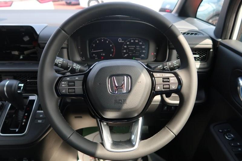 ハンドルのスイッチで簡単なオーディオ操作可能