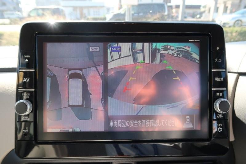 上から見たようなモニターで駐車をアシスト