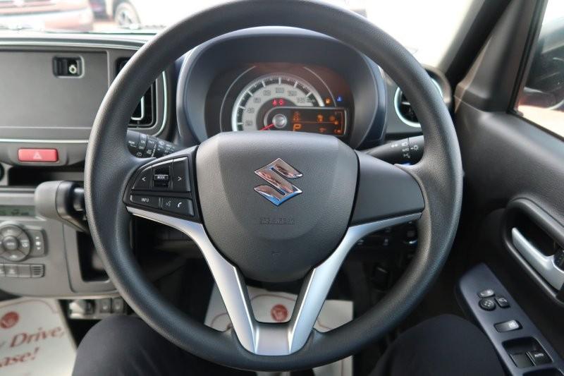 ハンドルのスイッチで簡単なオーディオ操作可能