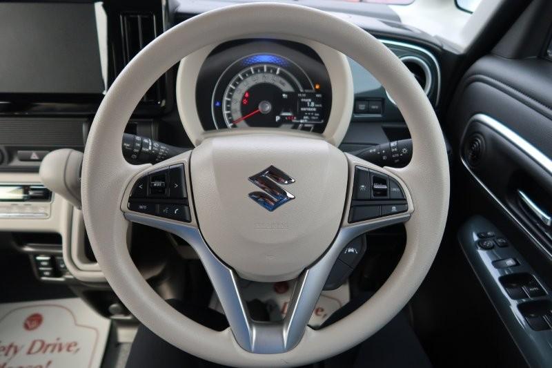 ハンドルのスイッチで簡単なオーディオ操作可能