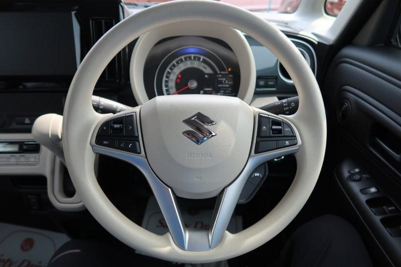 ハンドルのスイッチで簡単なオーディオ操作可能