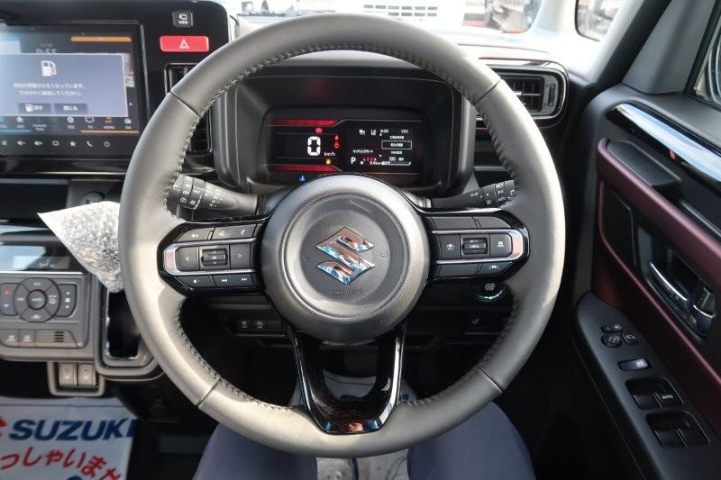 ハンドルのスイッチで簡単なオーディオ操作可能