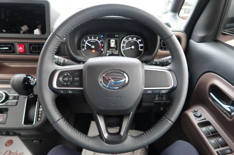 ハンドルのスイッチで簡単なオーディオ操作可能