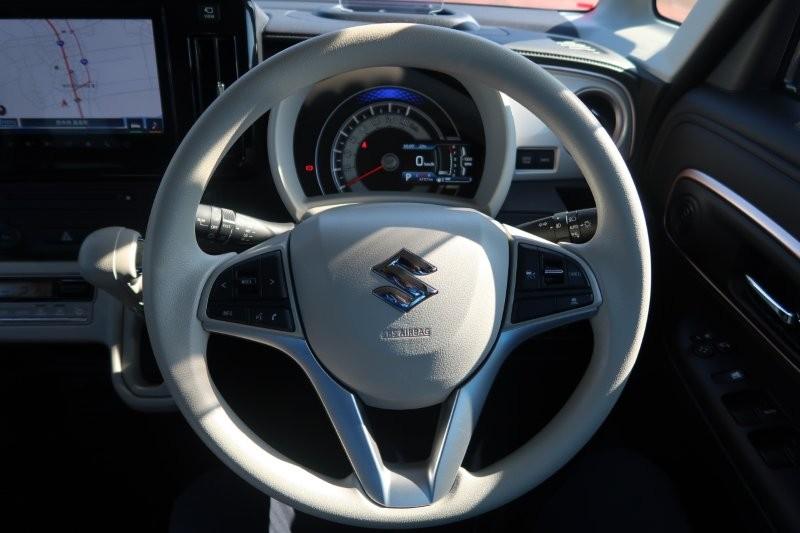 ハンドルのスイッチで簡単なオーディオ操作可能