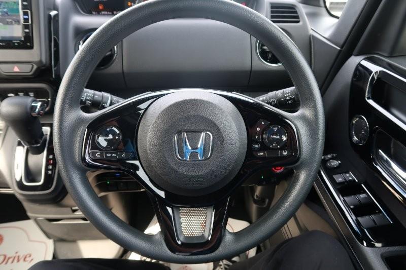 ハンドルのスイッチで簡単なオーディオ操作可能