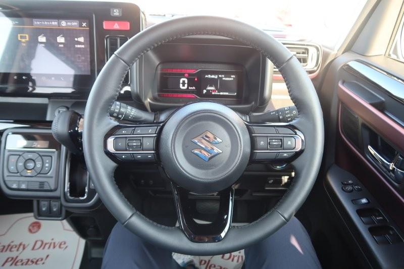 ハンドルのスイッチで簡単なオーディオ操作可能