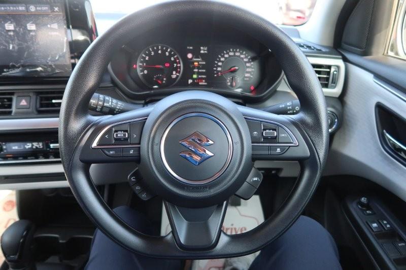 ハンドルのスイッチで簡単なオーディオ操作可能