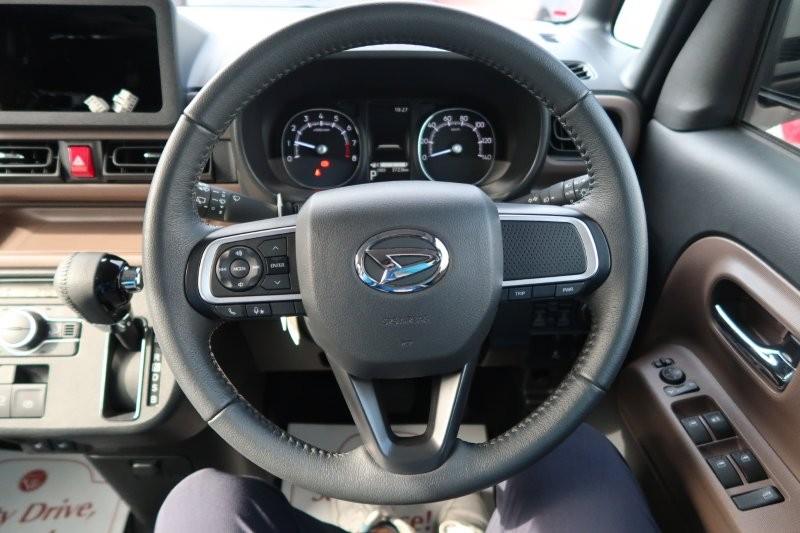 ハンドルのスイッチで簡単なオーディオ操作可能