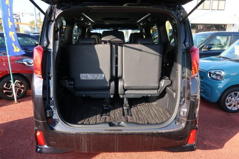 ７人乗り　乗せる荷物に合わせてシートアレンジ可能　　　T.O