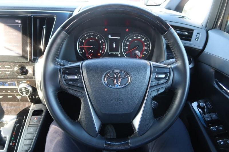 ハンドルのスイッチで簡単なオーディオ操作可能